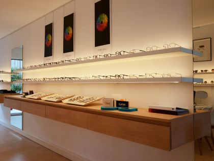 Een strakke inrichting voor een opticien