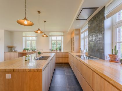 in deze landelijke keuken staat comfort en ruimte centraal